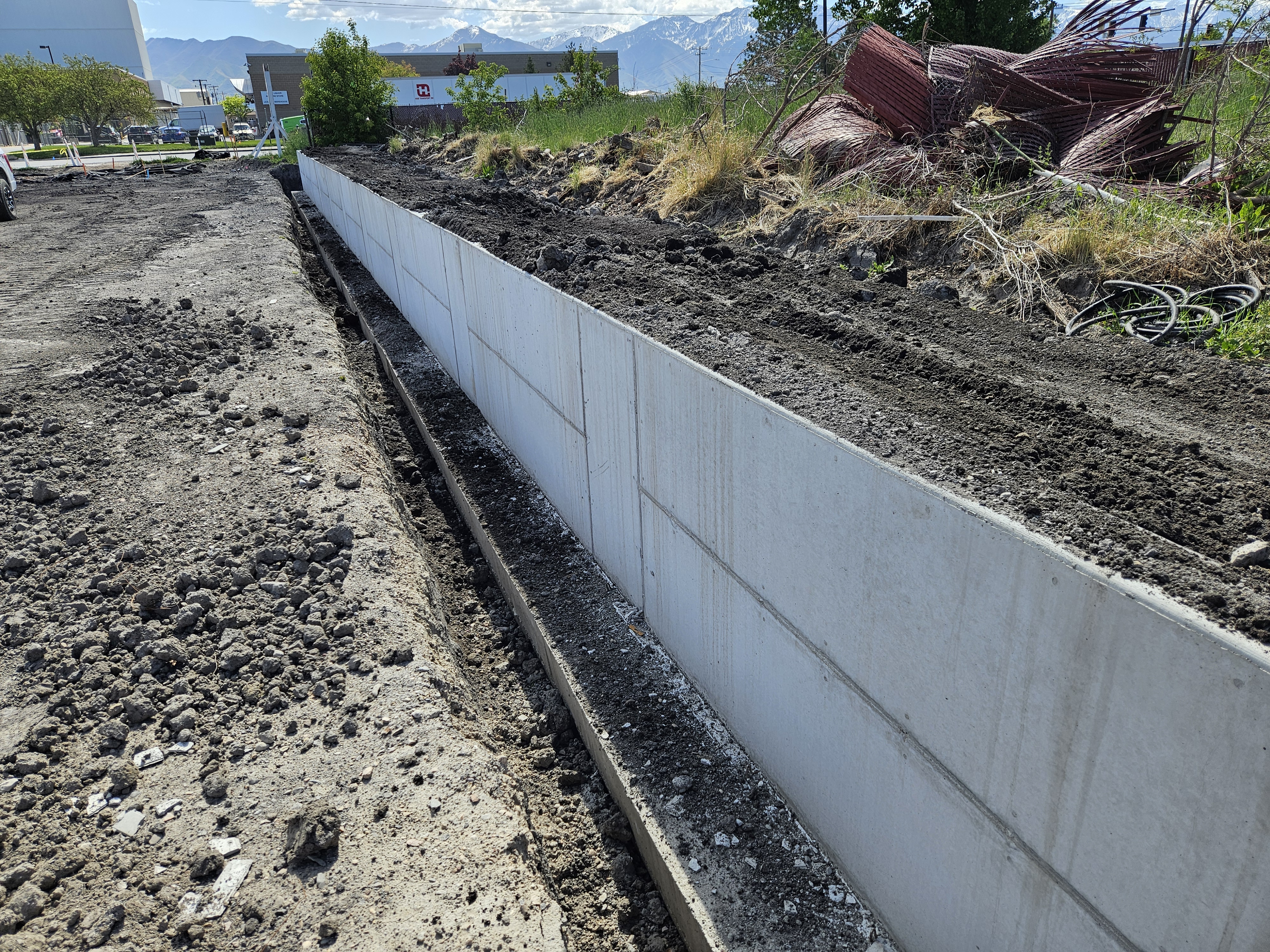 Concrete retaining wall